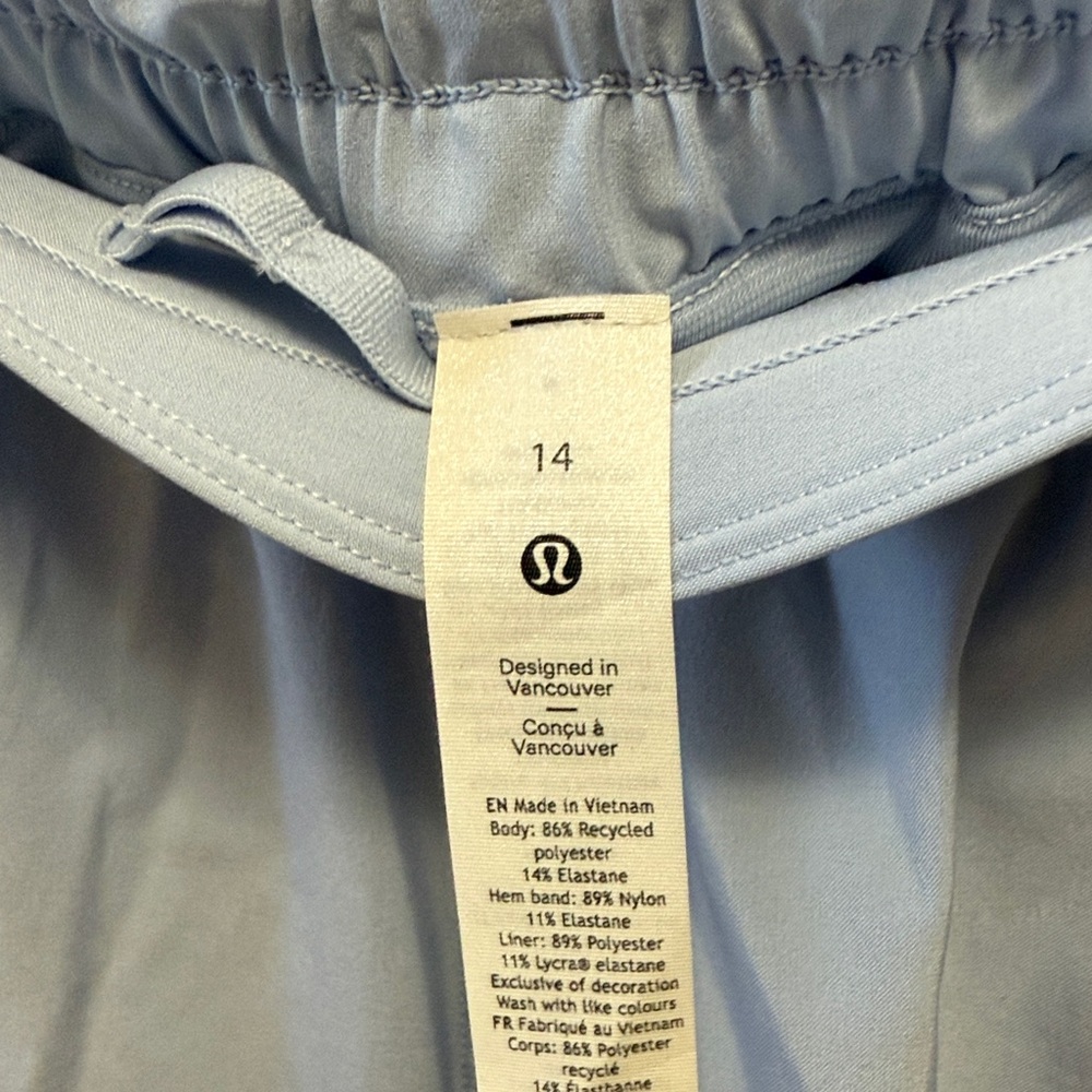 NWT Lululemon Hotty Hot Low-Rise Shorts
2.5" Lined Size 14 - Picture 6 of 6
